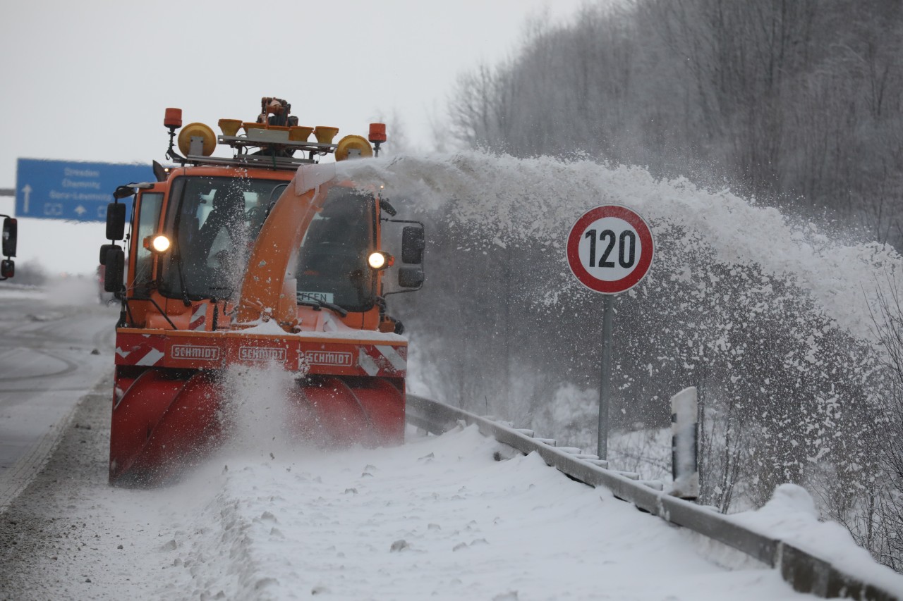 Schneetreiben und Glätte haben am Montagmorgen auf den Straßen in Thüringen für ein Verkehrschaos gesorgt. (Symbolbild)