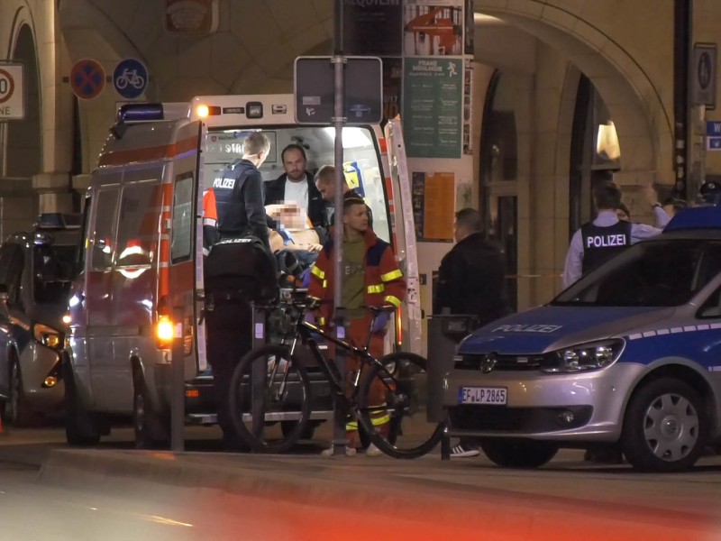 Der angeschossene Verdächtige muss ärztlich behandelt werden. Foto: Tony Schmidt