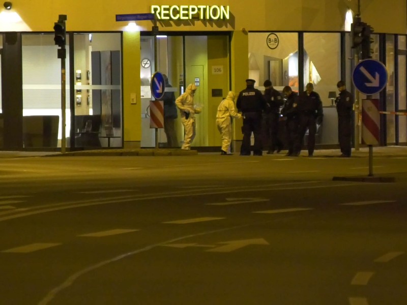 Die Polizei untersuchte bis in die Nacht das Gelände rund um den Erfurter Hauptbahnhof. Foto: Tony Schmidt