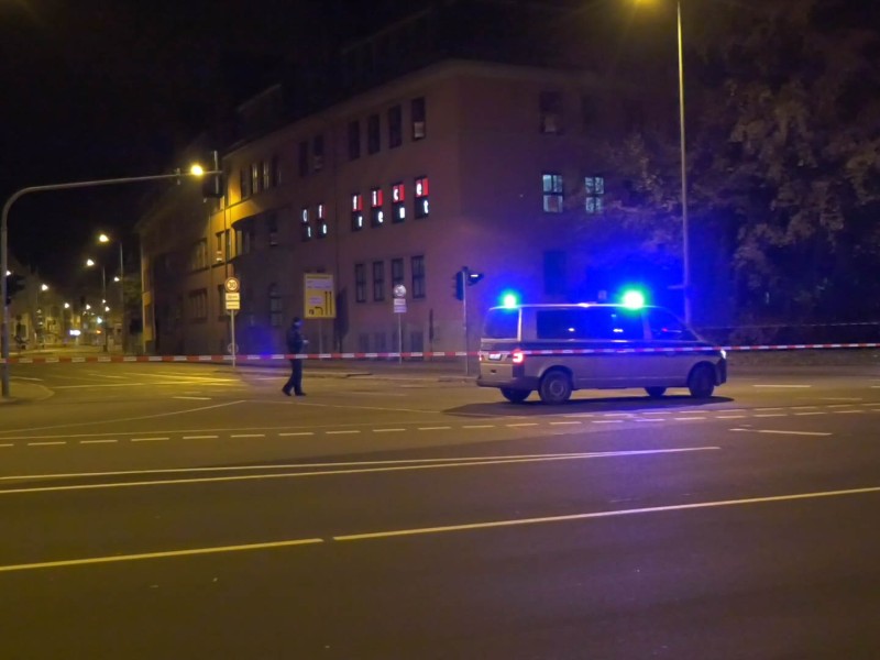 Die Polizei untersuchte bis in die Nacht das Gelände rund um den Erfurter Hauptbahnhof. Foto: Tony Schmidt