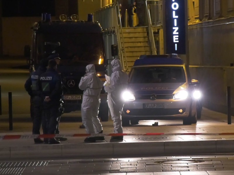 Die Polizei untersuchte bis in die Nacht das Gelände rund um den Erfurter Hauptbahnhof. Foto: Tony Schmidt