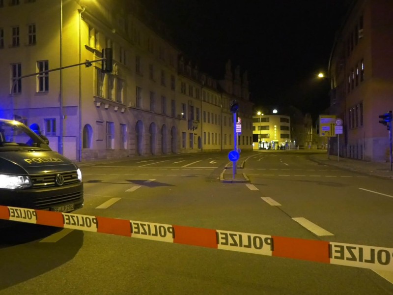 Die Polizei untersuchte bis in die Nacht das Gelände rund um den Erfurter Hauptbahnhof. Foto: Tony Schmidt