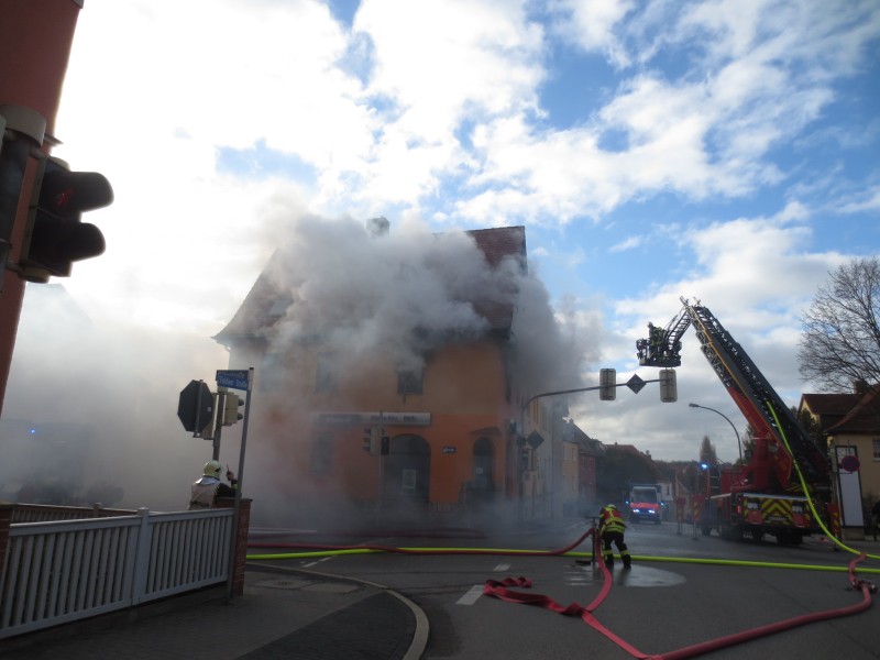 Bei einem Brand in Weimar ist am Freitagmorgen (10.03.2017) ein Mann verletzt worden. Er erlitt eine Rauchgasvergiftung. Die Wohnung in der Röhrstraße brannte vollständig aus. (Fotos: Polizei)