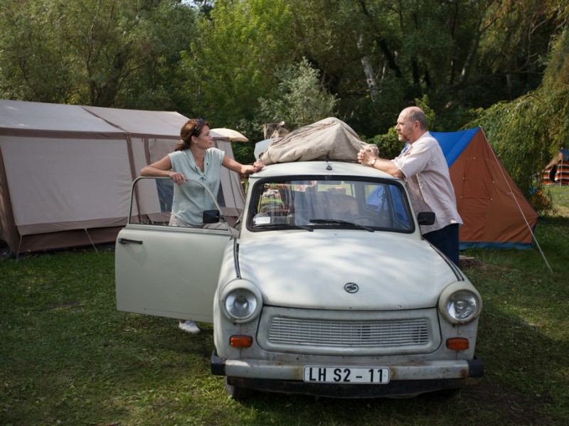 Kirsten (Anja Kling, l.) und Karl (Götz Schubert, r.) sind mit ihrem Trabi auf dem Zeltplatz am Plattensee angekommen.