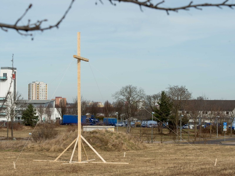 In Erfurt-Marbach wurde als Protest gegen die geplante Moschee der Ahmadiyya-Gemeinde Anfang März ein Holzkreuz errichtet. Verantwortlich für die Aktion ist die Gruppe Bürger für Erfurt. (Fotos: Marcus Scheidel)