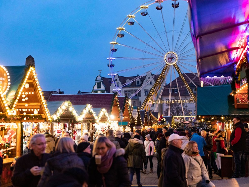 Der Weihnachtsmarkt 2018 in Erfurt ist eröffnet. Auf dem Domplatz rund um Weihnachtsbaum Rupfi versammelten sich am Dienstag (27.11.2018) zahlreiche Menschen, um die Adventszeit einzuläuten, traditionell mit dem Nikolaus und Oberbürgermeister Andreas Bausewein. Das Theater Erfurt gab den Besuchern einen Einblick in das neue Stück „Aladin und die Wunderlampe“. Hier haben wir die schönsten Bilder für euch!