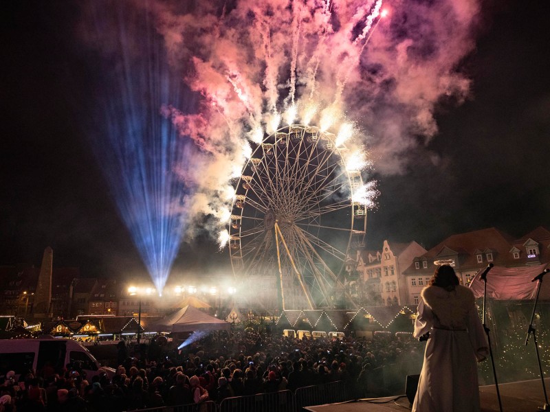 Der Weihnachtsmarkt 2018 in Erfurt ist eröffnet. Auf dem Domplatz rund um Weihnachtsbaum Rupfi versammelten sich am Dienstag (27.11.2018) zahlreiche Menschen, um die Adventszeit einzuläuten, traditionell mit dem Nikolaus und Oberbürgermeister Andreas Bausewein. Das Theater Erfurt gab den Besuchern einen Einblick in das neue Stück „Aladin und die Wunderlampe“. Hier haben wir die schönsten Bilder für euch!