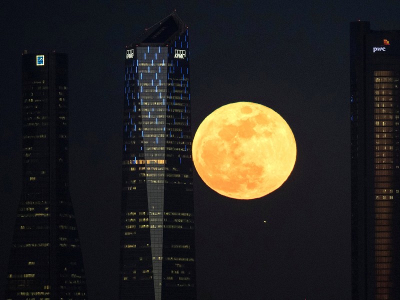 Ebenfalls ein schöner Anblick: Der volle Supermond zwischen den Hochhäusern Madrids. 