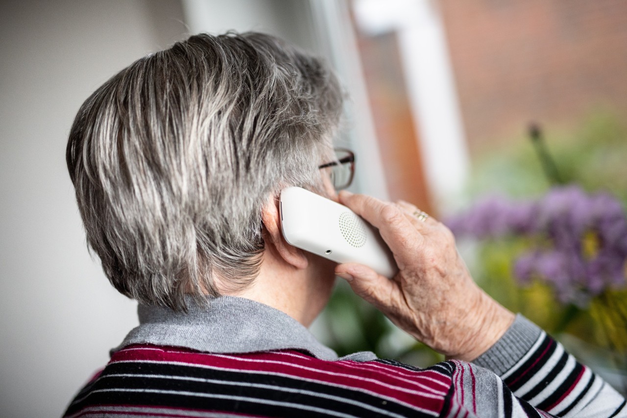 Erfurt: Eine Seniorin wird von einer Betrügerin angerufen. (Symbolbild) 