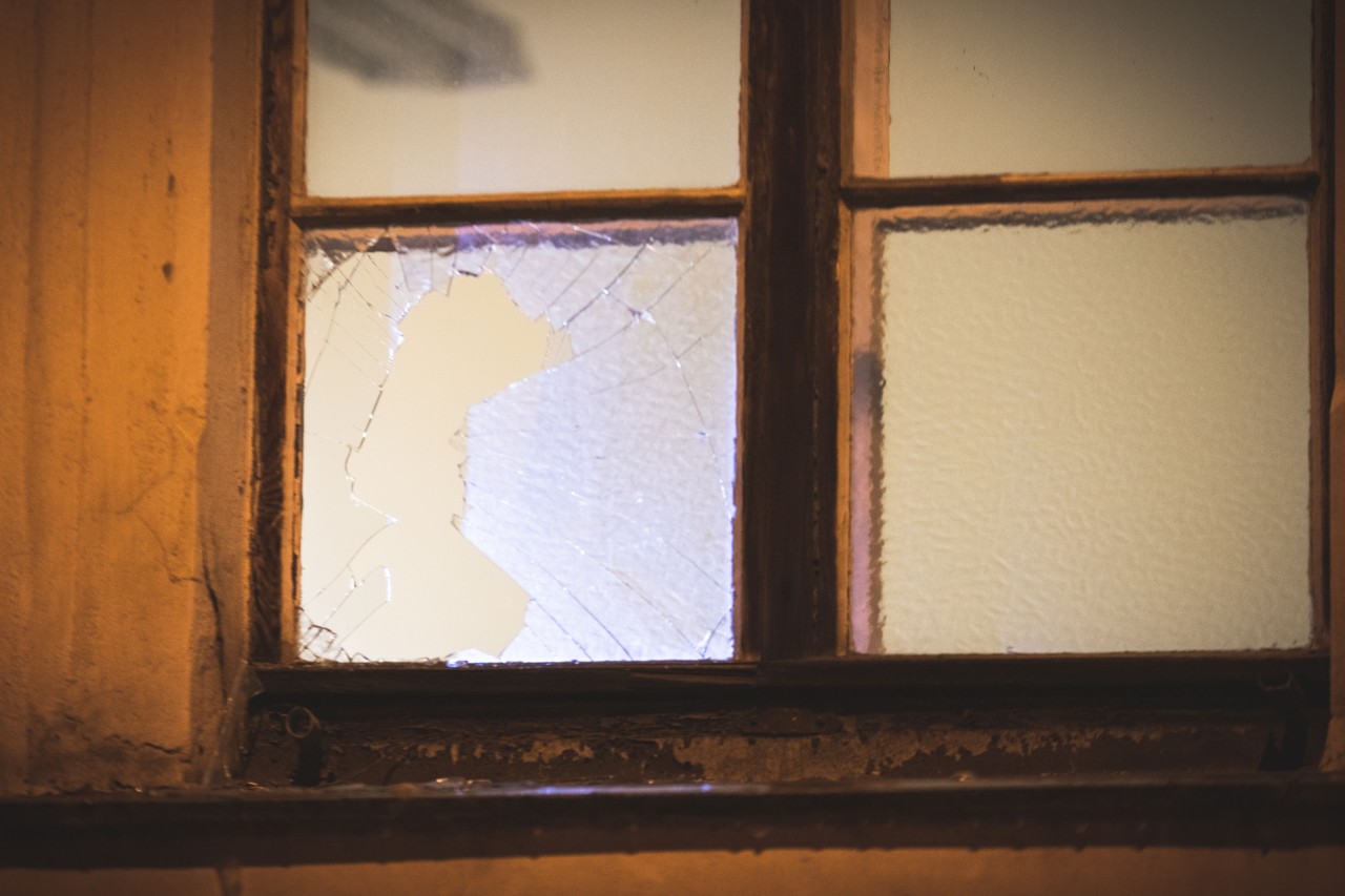 Die Einsatzkräfte fanden ein kaputtes Fenster vor. 