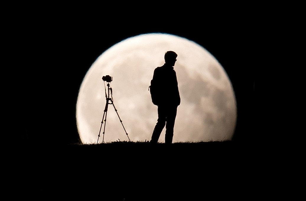 Für gute Fotos vom Blutmond empfehlen Fotografen ein Stativ. 