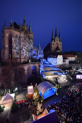 Der Weihnachtsmarkt 2018 in Erfurt ist eröffnet. Auf dem Domplatz rund um Weihnachtsbaum Rupfi versammelten sich am Dienstag (27.11.2018) zahlreiche Menschen, um die Adventszeit einzuläuten, traditionell mit dem Nikolaus und Oberbürgermeister Andreas Bausewein. Das Theater Erfurt gab den Besuchern einen Einblick in das neue Stück „Aladin und die Wunderlampe“. Hier haben wir die schönsten Bilder für euch!