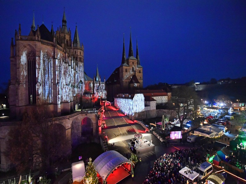 Der Weihnachtsmarkt 2018 in Erfurt ist eröffnet. Auf dem Domplatz rund um Weihnachtsbaum Rupfi versammelten sich am Dienstag (27.11.2018) zahlreiche Menschen, um die Adventszeit einzuläuten, traditionell mit dem Nikolaus und Oberbürgermeister Andreas Bausewein. Das Theater Erfurt gab den Besuchern einen Einblick in das neue Stück „Aladin und die Wunderlampe“. Hier haben wir die schönsten Bilder für euch!