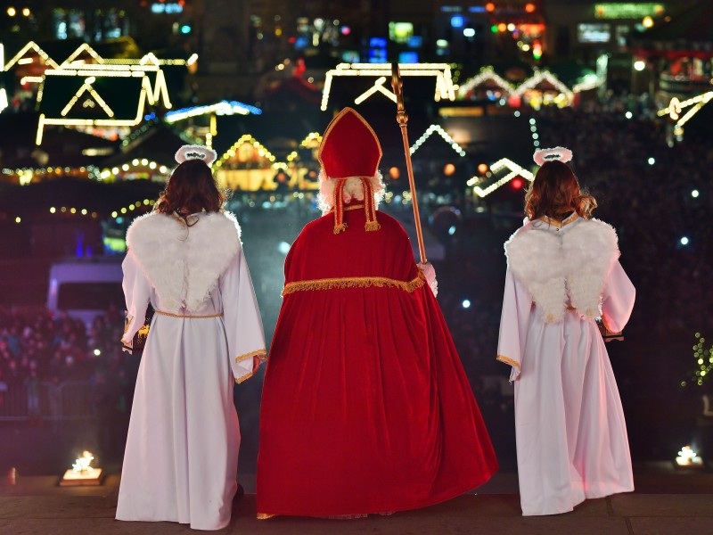 Der Weihnachtsmarkt 2018 in Erfurt ist eröffnet. Auf dem Domplatz rund um Weihnachtsbaum Rupfi versammelten sich am Dienstag (27.11.2018) zahlreiche Menschen, um die Adventszeit einzuläuten, traditionell mit dem Nikolaus und Oberbürgermeister Andreas Bausewein. Das Theater Erfurt gab den Besuchern einen Einblick in das neue Stück „Aladin und die Wunderlampe“. Hier haben wir die schönsten Bilder für euch!