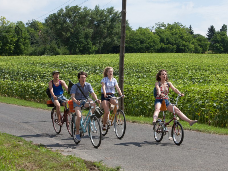 Rudi (Franz Dinda, l.), Timo (Sebastian Urzendowski, 2.v.l.), Catrin (Cornelia Gröschel, 2. v. r.) und Lilian (Alice Dwyer, r.) sind mit ihren Fahrrädern auf dem Weg zum Angeln.