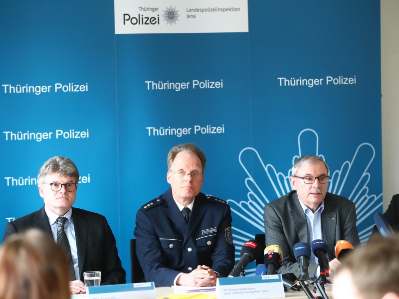 Einsatzleiter der Soko Altfälle, Polizeidirektor Lutz Schnelle, Polizeidirektor Thomas Quittenbaum, Leiter der Polizei Jena, und Leitender Oberstaatsanwalt Thomas Villwock (v.l.)