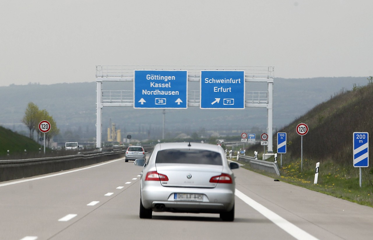 Weil ein Fahrer auf der A38 in Nordhausen in Fahrtrichtung Göttingen nicht im Stau warten will, dreht er plötzlich auf der Stelle um. (Symbolbild)