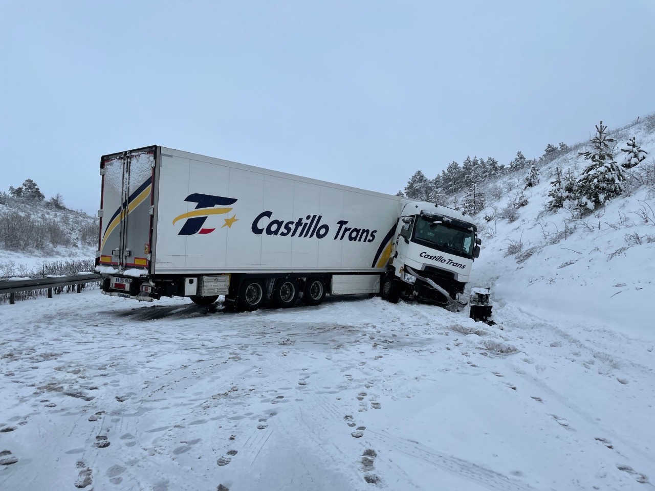 Ein Lkw blockiert auf der A73 die Fahrbahn in Richtung Nürnberg.