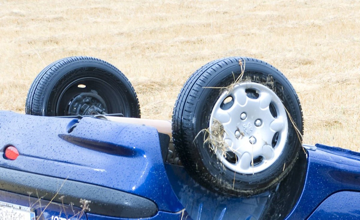 Auto überschlägt sich