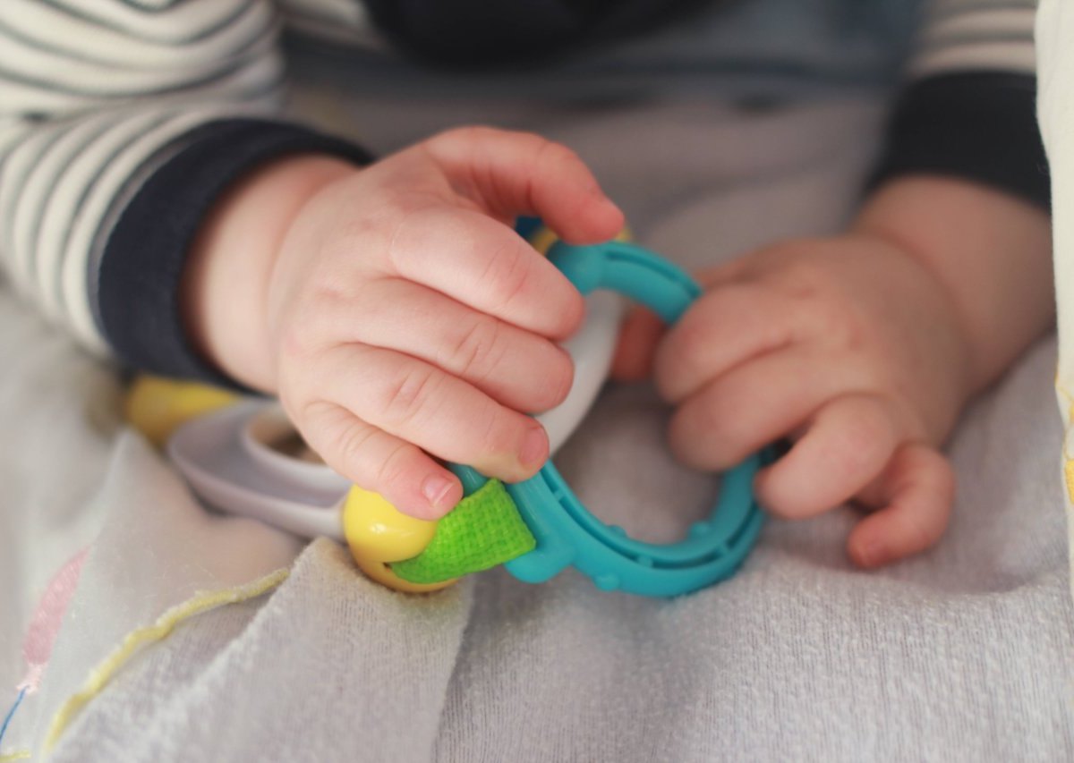 Babyhand mit Spielzeug