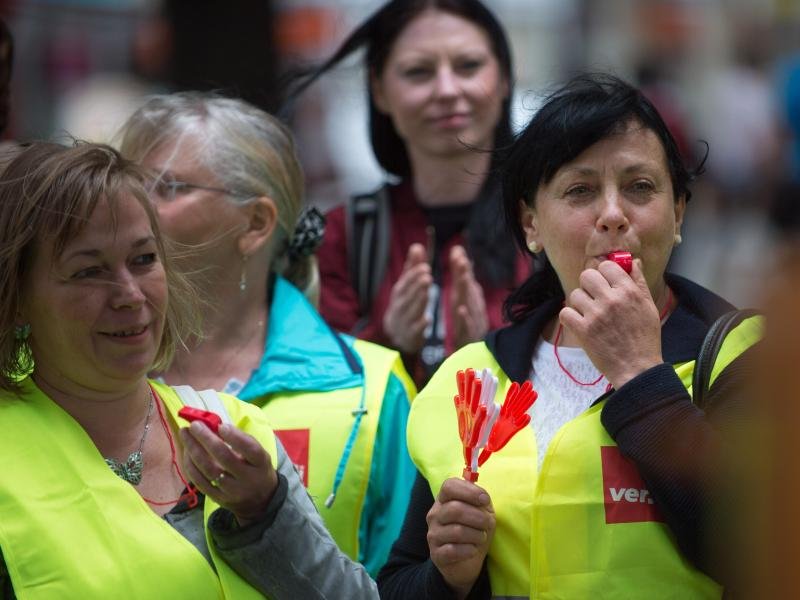 Beschäftigte des Einzelhandels protestieren.