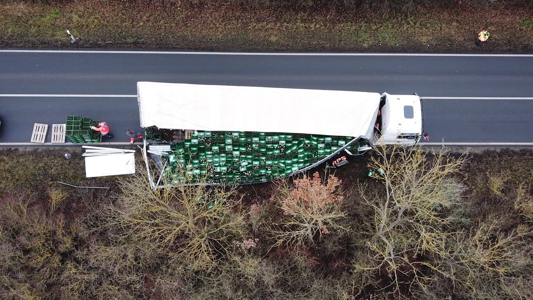 Bier-LKW verliert Ladung