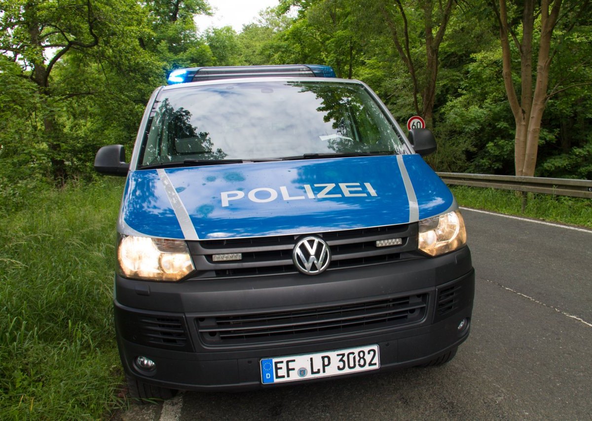 Blaulicht_Symbolfoto_Polizei_Straße_2.jpg