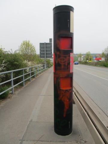 Zunächst meldete ein Zeuge, dass eine Blitzsäule in der Talstraße an Scheibe und Gehäuse mit Farbe beschmiert war. Dann häuften sich die Meldungen.