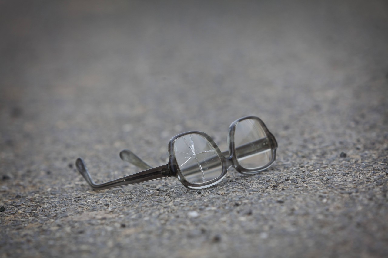 Der Busfahrer muss seine Brille jetzt erstmal reparieren lassen. (Symbolbild)