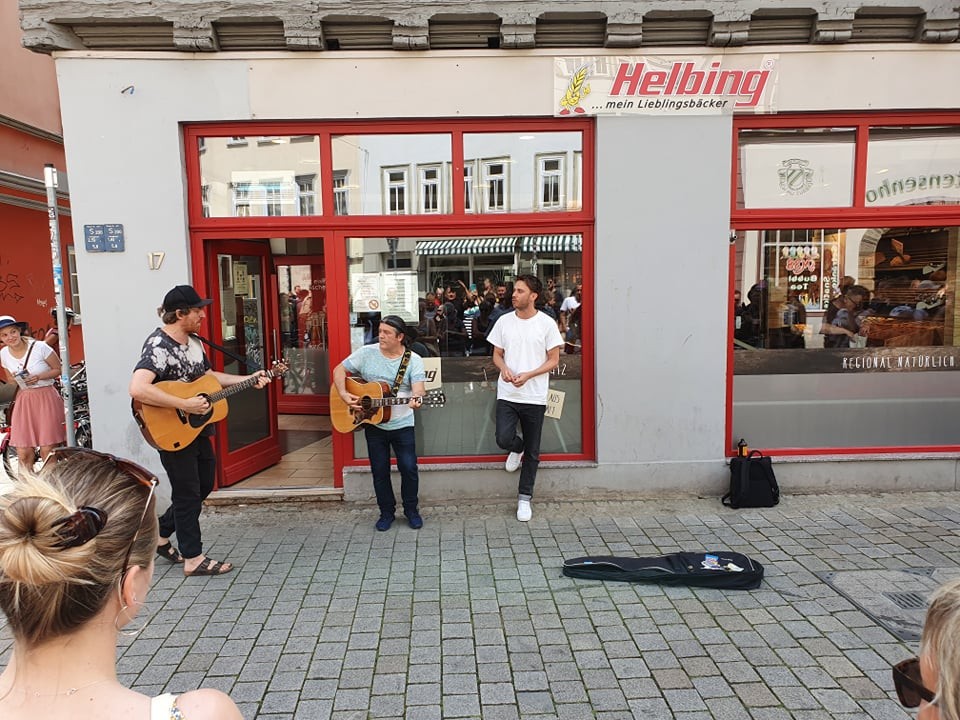 Völlig selbstverständlich stellte sich Clueso dazu und jammte mit den beiden Straßenmusikern.