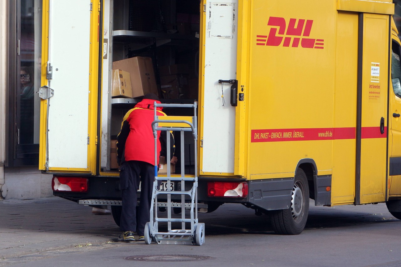 In Erfurt machten sich zwei Personen an einem DHL-Wagen zu schaffen. (Archivbild)