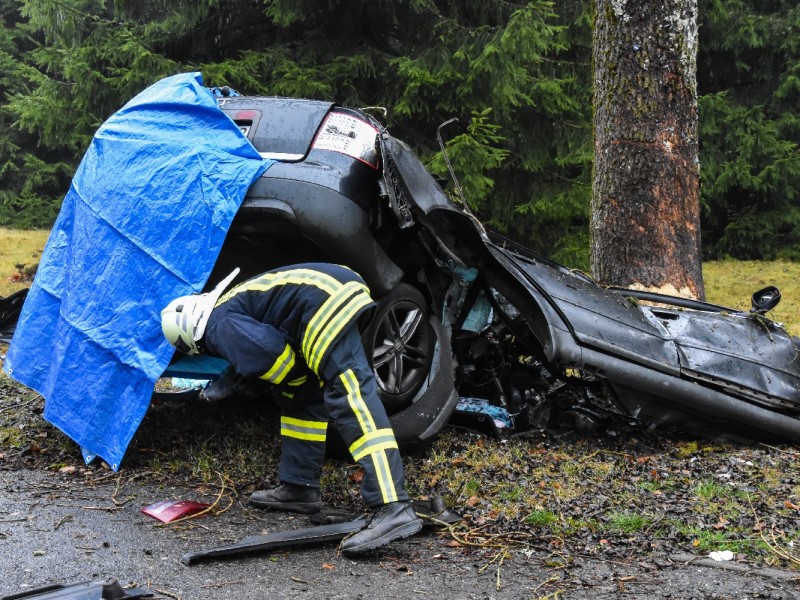 Zwischen Neuhaus am Rennweg und Steinheid ist es am Donnerstag zu einem tödlichen Unfall gekommen. Ein 26-Jähriger prallte auf der B281 gegen einen Baum. 
Foto: Marcus Heinz