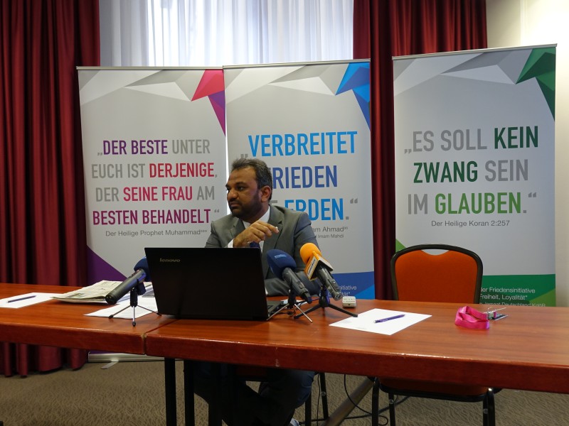 Am Montag (12.12.2016) lud die Ahmadiyya-Gemeinde zu einer Pressekonferenz, um ihre geänderten Pläne für den Moschee-Neubau zu erläutern. (Fotos: Ann-Sophie Bohm-Eisenbrandt)