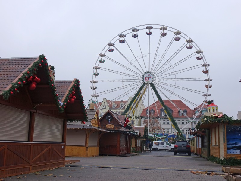 Der Weihnachtsmarkt in Erfurt 2018 öffnet am 27. November. Knapp eine Woche vorher lief der Aufbau auf dem Domplatz auf Hochtouren.