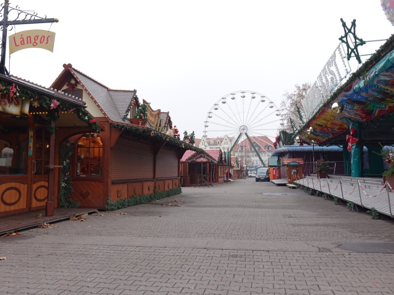 Der Weihnachtsmarkt in Erfurt 2018 öffnet am 27. November. Knapp eine Woche vorher lief der Aufbau auf dem Domplatz auf Hochtouren.