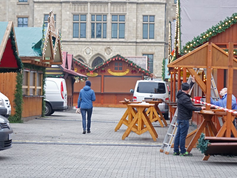 Der Weihnachtsmarkt in Erfurt 2018 öffnet am 27. November. Knapp eine Woche vorher lief der Aufbau auf dem Domplatz auf Hochtouren.