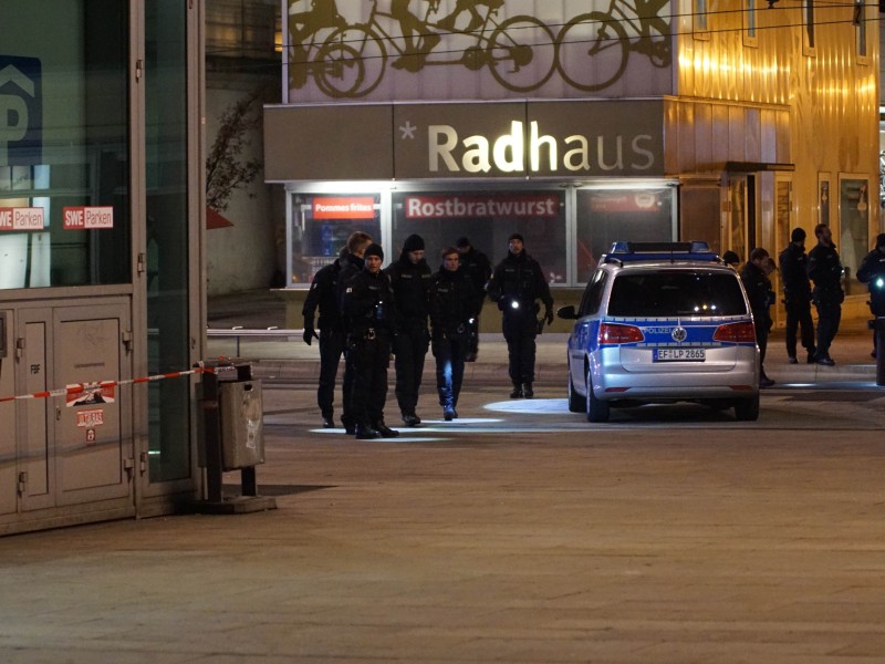 Die Polizei untersuchte bis in die Nacht das Gelände rund um den Erfurter Hauptbahnhof. Foto: Tony Schmidt