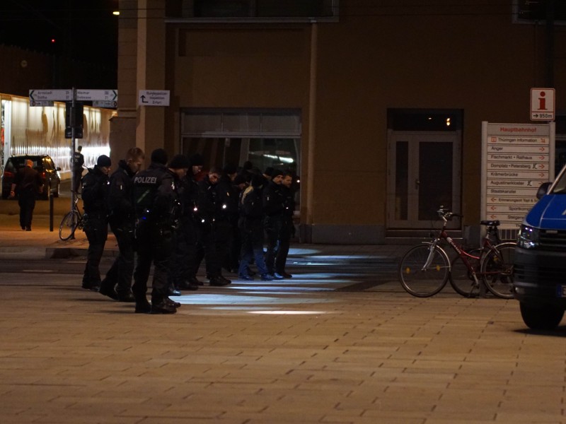 Die Polizei untersuchte bis in die Nacht das Gelände rund um den Erfurter Hauptbahnhof. Foto: Tony Schmidt