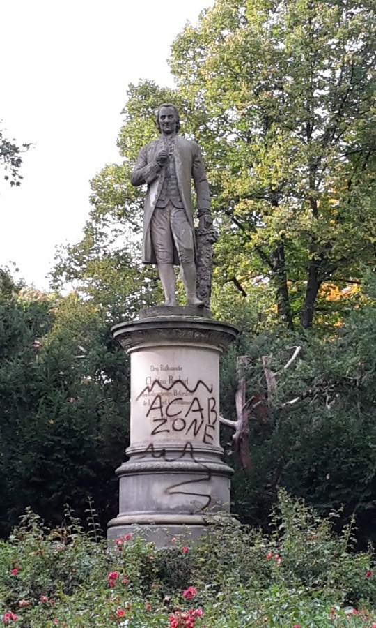 "ACAB Zone" heißt es jetzt auf dem Reichart-Denkmal in Erfurt. Die Reinigung wird wohl teurer als gedacht.