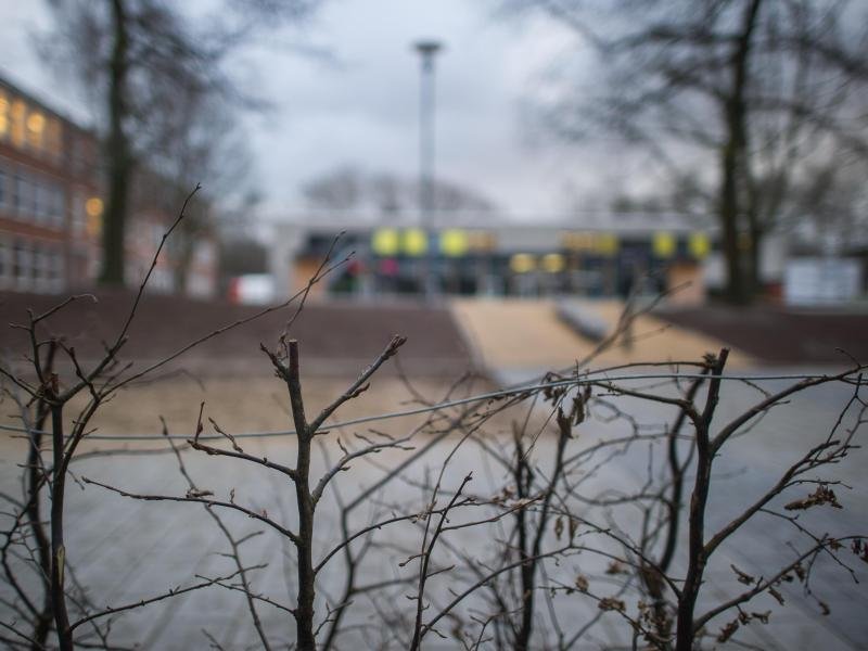 Der Täter hat das Mädchen auf einem Schulhof in Kiel angesprochen.