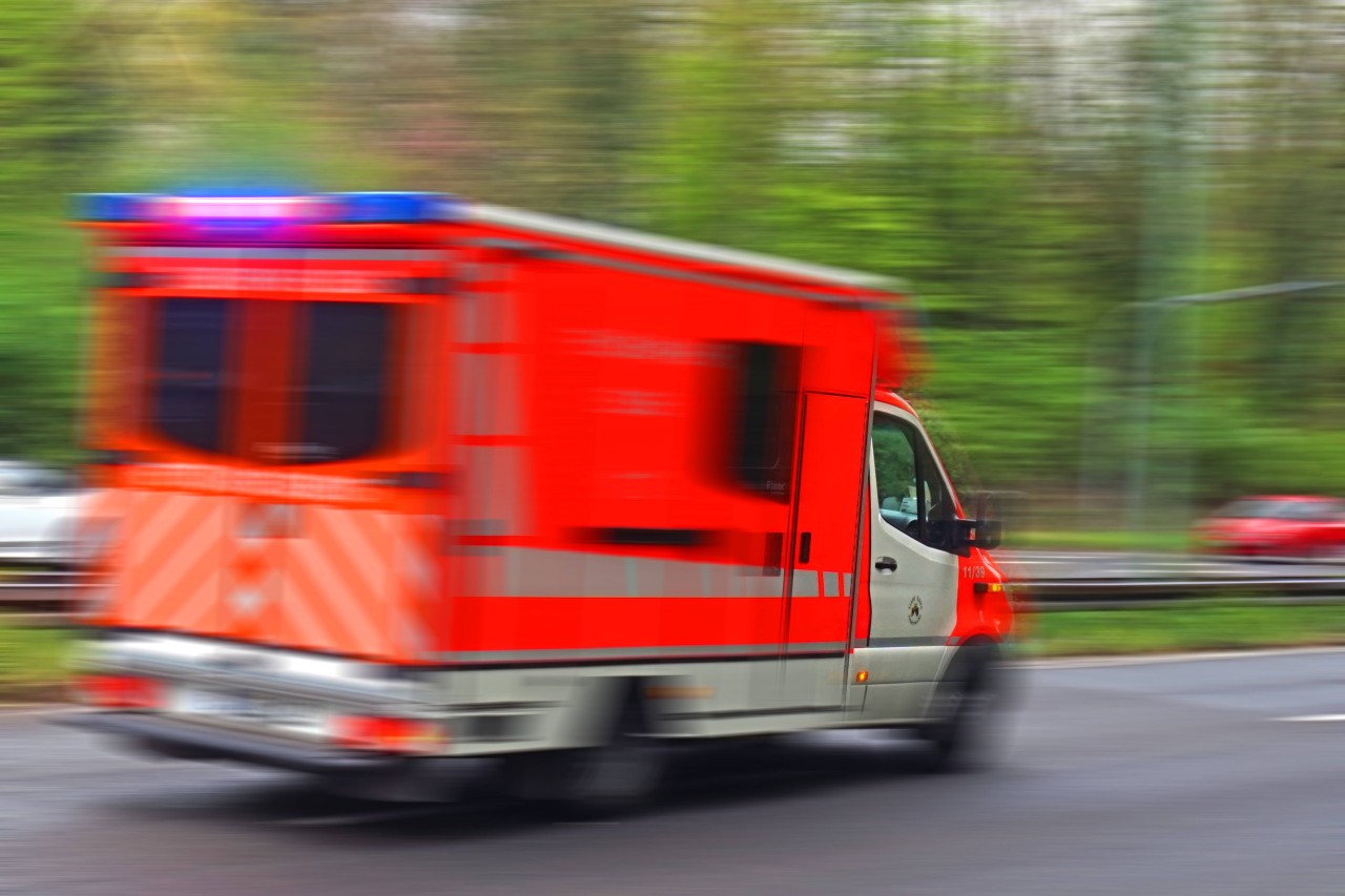 Der Fahrer musste mit schweren Verletzungen in ein Krankenhaus gebracht werden. (Symbolbild)