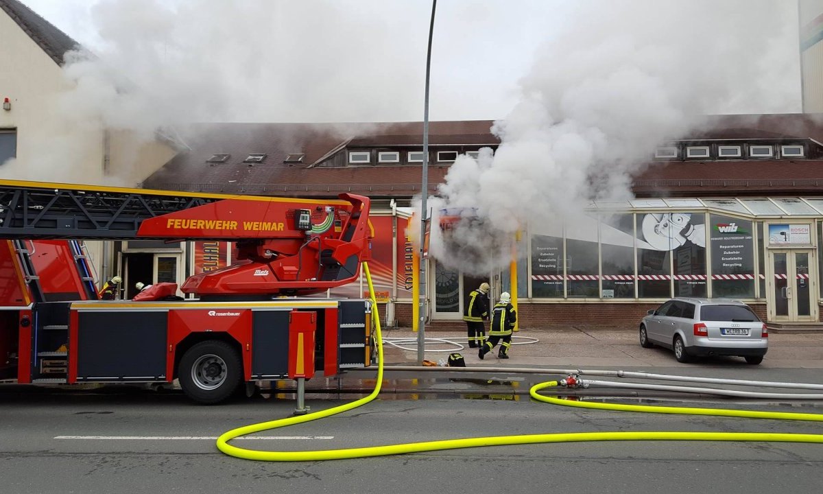 Ein Haus in der Riesnerstraße in Weimar brennt. Feuer