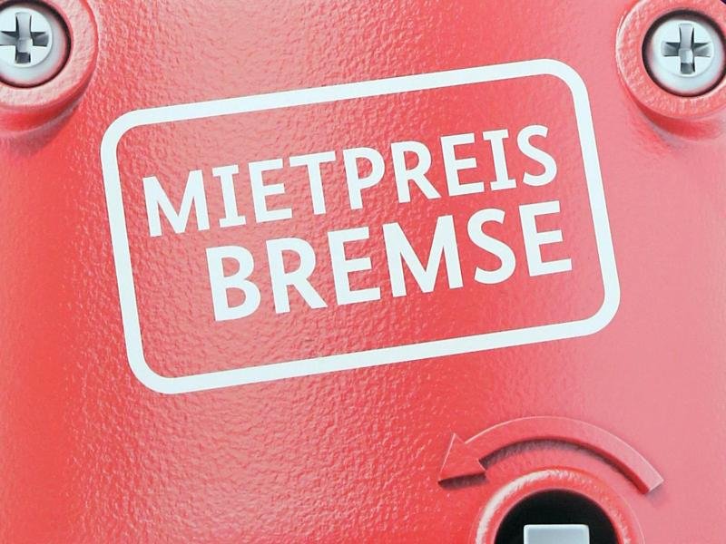 Ein Schild mit der Aufschrift "Mietpreisbremse", aufgenommen in Berlin.