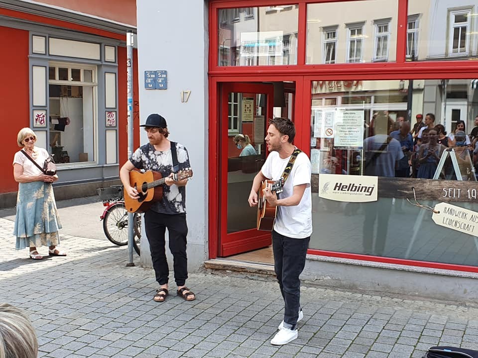 Clueso schnappte sich eine Gitarre und spielte Hits wie „Chicago“ oder „Gewinner“.