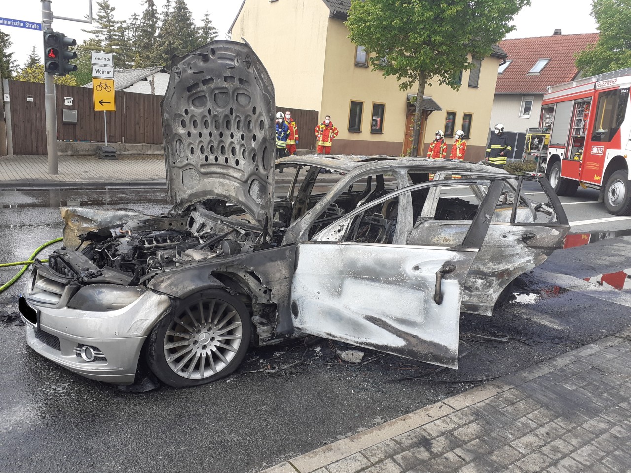 Der Auto brannte in Erfurt komplett aus.