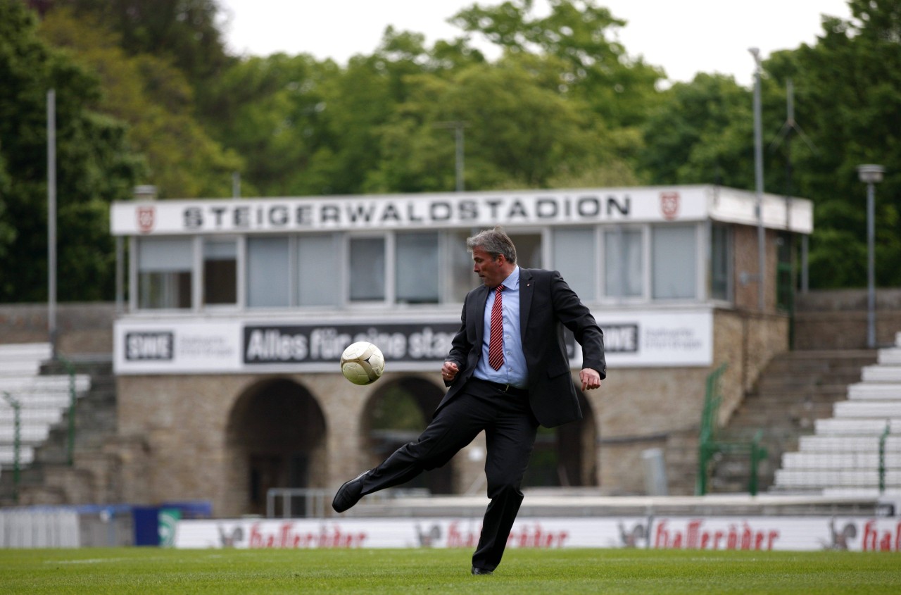 Erfurts Oberbürgermeister Andreas Bausewein vor dem Marathontor mit dem Schriftzug "Steigerwaldstadion" (2011).