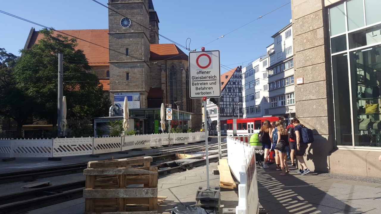 Von der Bahnhofsstraße bis zur Johannesstraße stehen die Bauzäune. Hier ist nur an wenigen Stellen noch ein Durchkommen möglich.