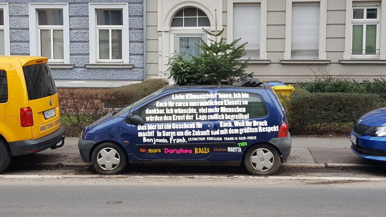 An dem Auto haben Klimaaktivisten eine Botschaft hinterlassen.