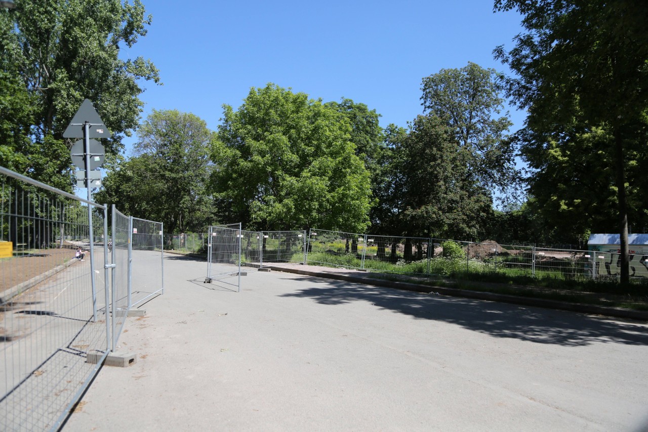 Die Bauzäune im Nordpark werden immer wieder ignoriert.