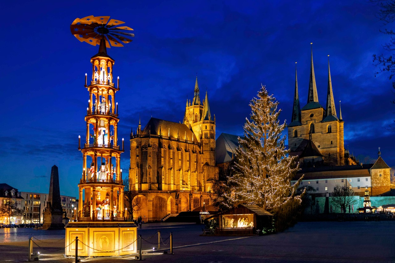 Ein Stand auf dem Domplatz in Erfurt hatte weiterhin Glühwein verkauft. (Archivbild)